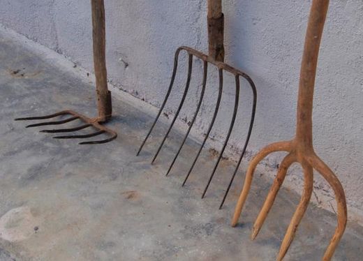 Rastrillos y horcas